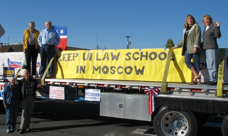 Picture of Homecoming Float with UI Law School Banner